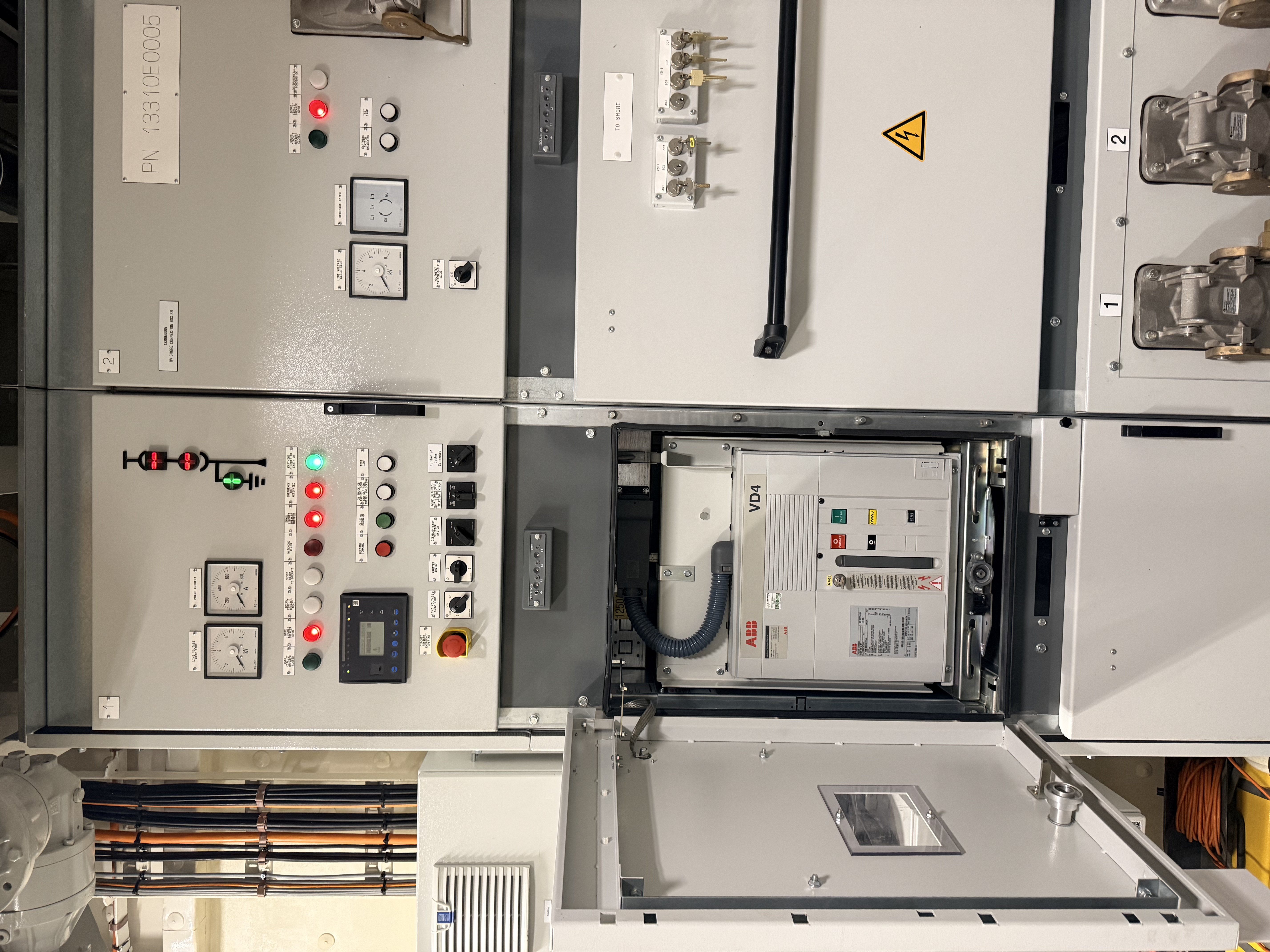 Withdrawable medium-voltage circuit breaker in a switchgear installation