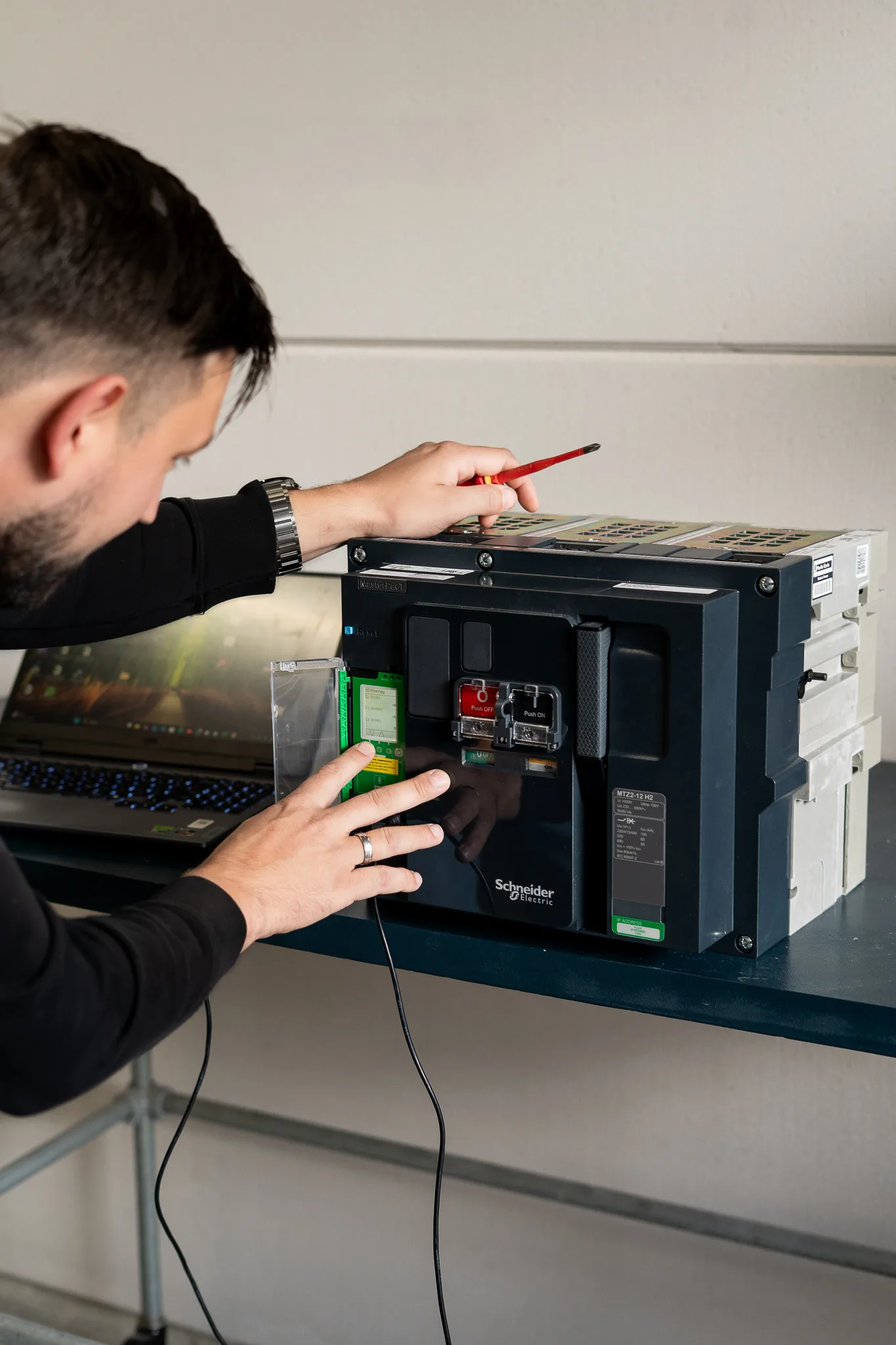 Technical inspection of a low-voltage circuit breaker