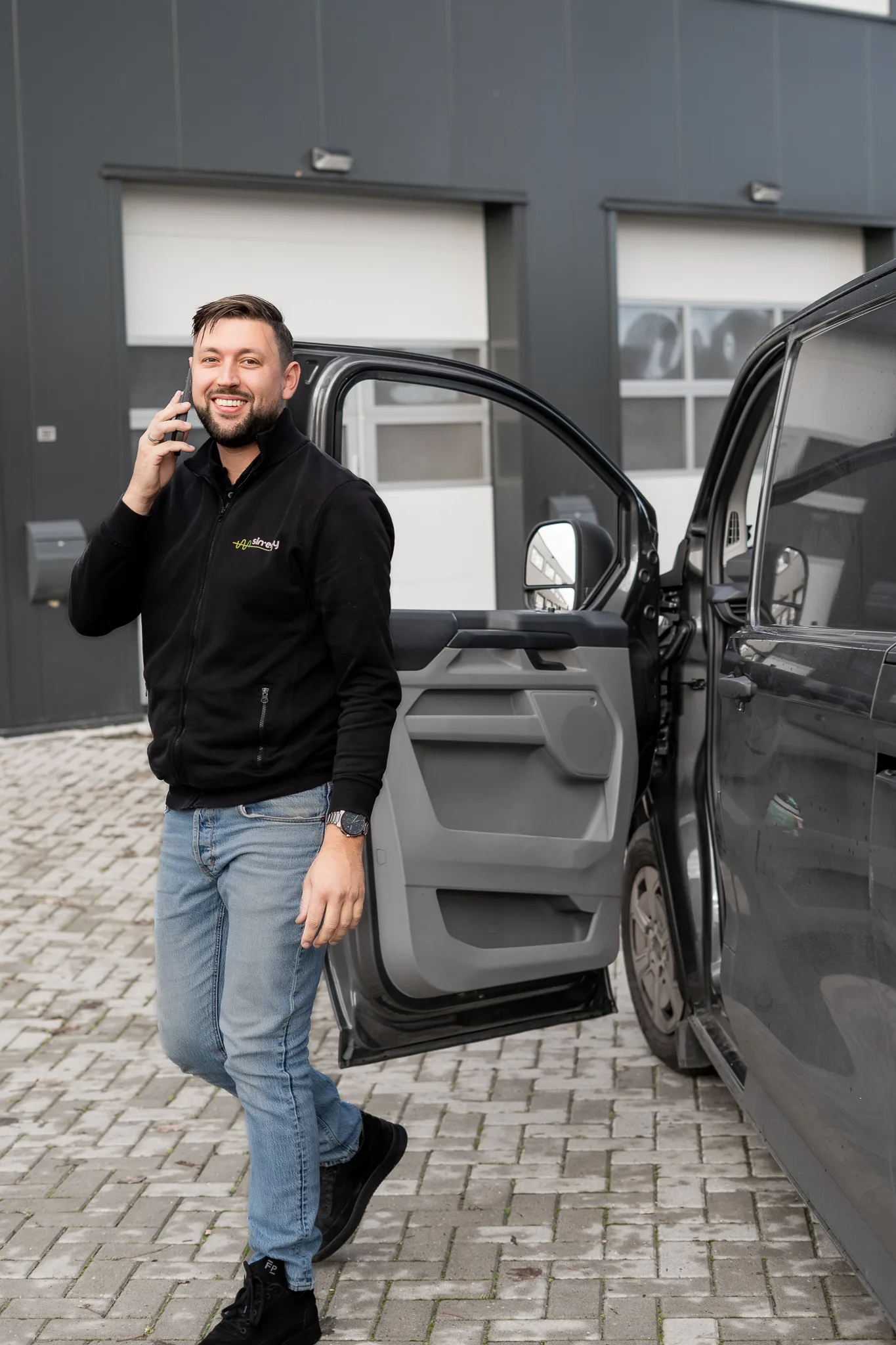 Sin-Ergy specialist beside a service van for direct technical contact